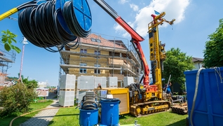 Les forages pour la pompe à chaleur (sonde géothermique) sont en cours. Elle remplacera le chauffage au mazout.