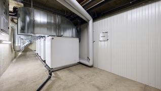 Wohnbaugenossenschaft Fiesch (VS): Vom Ölkessel zur Wärmepumpe. Die neue Anlage ersetzt die alte Ölheizung vollständig und senkt CO₂-Emissionen.