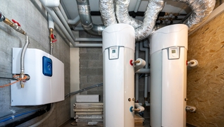 Boiler per l’acqua calda e fredda in una casa plurifamiliare (CECE A/A) a Vollèges (VS), sprovvista di riscaldamento centrale. L’acqua calda è prodotta mediante l’energia solare.