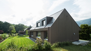 Das Einfamilienhaus in Langendorf (SO) mit Baujahr 1971 erhielt eine neue, gut gedämmte Hülle aus Holz.