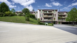 Das ganze Mehrfamilienhaus von Haus mit den neuinstallierten Photovoltaikanlagen auf den Dächern.