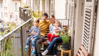 Gemeinsam haben sich die Genossenschafter der «Coopérative i6» in Lausanne ihren Traum vom bezahlbaren, klimafreundlichen und urbanen Wohnen erfüllt. Im Bild die Familie Burkhardt.