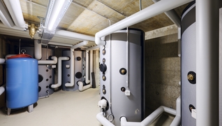 Liegenschaft Wangen bei Dübendorf: Blick in den Heizraum mit den Speichern und der neuen Wärmetechnik.