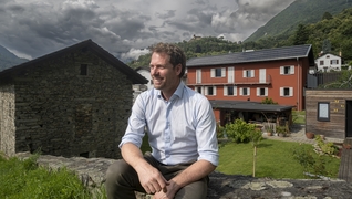 Casa Conelli au Tessin : Alberto Conelli devant son rustico rénové