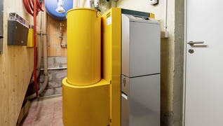 Le chauffage au mazout a été remplacé par un système de chauffage renouvelable qui fonctionne avec des granulés de bois (Zurich, ZH).