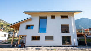 Das klimafreundliche Mehrfamilienhaus (GEAK A/A) in Vollèges (VS) ist aus Stroh, Holz und Ton gebaut, die kaum graue Energie enthalten.