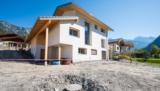 Construction à Vollèges (VS) d’une maison familiale répondant aux exigences du CECB A/A, avec des murs en paille isolante.