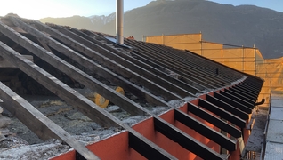 Casa Conelli au Tessin : un grenier pour la technique de ventilation a été créé sous la construction de toit rénovée, qui a en outre été légèrement surélevée.