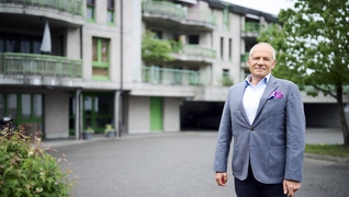 Jérôme Sallin, Immobilien-Treuhänder der Liegenschaft, vor dem Mehrfamilienhaus in Matran.