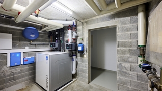 Der Heizraum mit der neuen Wärmepumpenanlage und den zwei dazugehörigen Boilern.