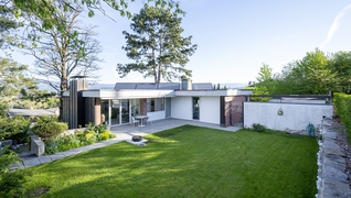 Die Energieklasse des architektonisch wertvollen Gebäudes aus den 1960er-Jahren im kalifornischen Bungalow-Stil in Lyss (BE) wurde bei der Sanierung um fünf Kategorien verbessert.