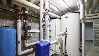 Der Heizraum mit der neuen Wärmepumpenanlage und den zwei dazugehörigen Boilern.