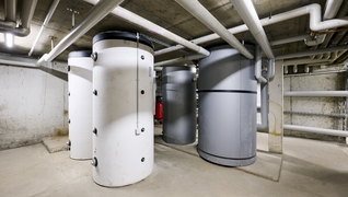 Wohnbaugenossenschaft Fiesch (VS): «Der alte Ölkessel hatte ausgedient». Die fossile Heizung wurde durch eine Wärmepumpe ersetzt – eine nachhaltige Lösung mit tieferen Emissionen.