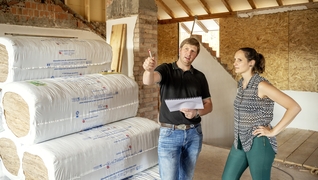 Una buona consulenza favorisce un risanamento efficace. Irina Ignat, proprietaria di casa e Dominik Felber, responsabile del cantiere