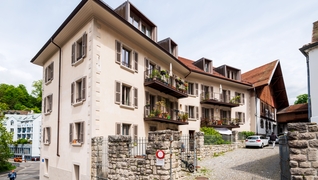 Sanierungsbeispiel Mehrfamilienhaus: Der ursprüngliche Charakter des ehemaligen Arbeiterhauses am Eingang des Vallon-Quartiers in Lausanne wurde bei der energetischen Sanierung beibehalten.
