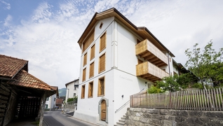 Das alte Bündner Bruchsteinhaus im Dorfkern von Sagogn (GR) wurde sanft energetisch saniert.