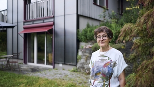 Immeuble collectif à Zurich Witikon : la propriétaire devant la maison de ses parents qu'elle a transformée en immeuble collectif.
